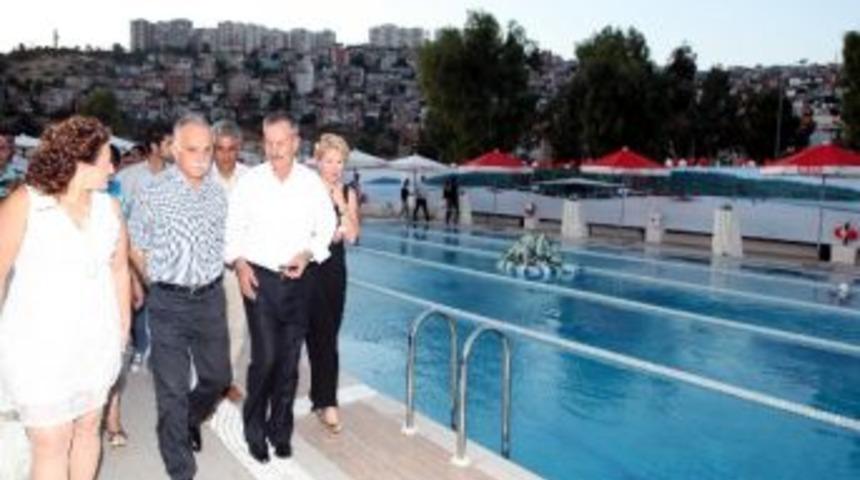 Bayraklı Y&uuml;zme Havuzu A&ccedil;ıldı