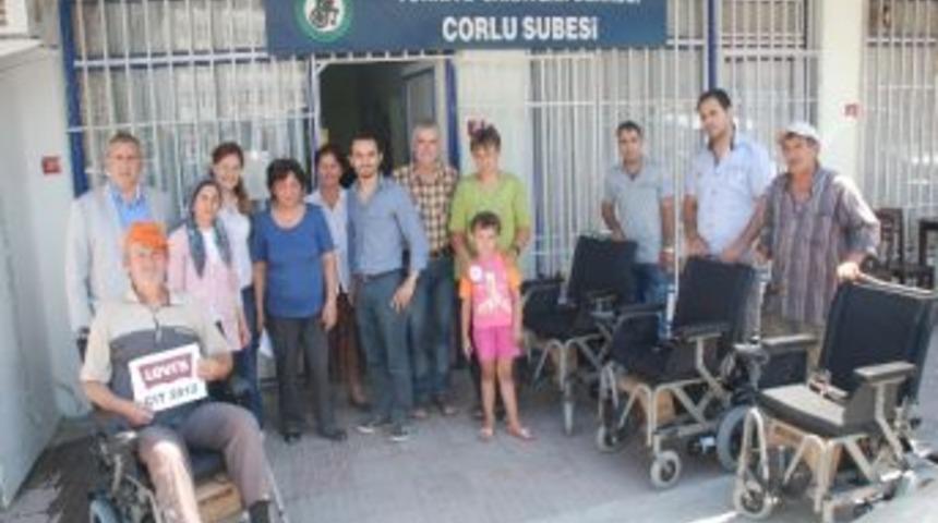 Levi&rsquo;s&rsquo;tan Sakatlar Derneği &Uuml;yelerine 33 Bin Tl&rsquo;lik Yardım