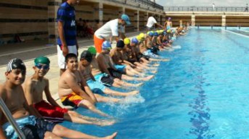 Diyarbakırlı &Ccedil;ocuklar, Taş Yerine Kula&ccedil; Atıyor