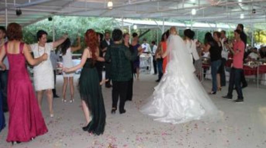 Neşet Ertaş&rsquo;ın Tahtına Aday G&ouml;sterilen İsmail Altunsaray Evlendi