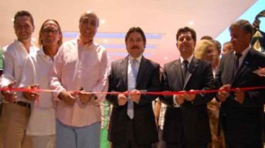 Davetlilerin &Uuml;zerine Havi Fişek Yağdı