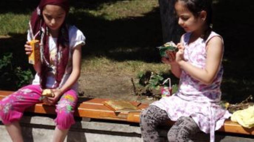 &Ccedil;orlu Esnafı Kur'&acirc;n Kursu &Ouml;ğrencilerine Kek Ve Meyve Suyu Ikram Etti