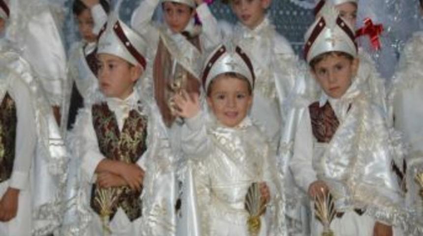 Emet'te Toplu S&uuml;nnet Ve Kulak Delme Ş&ouml;leni