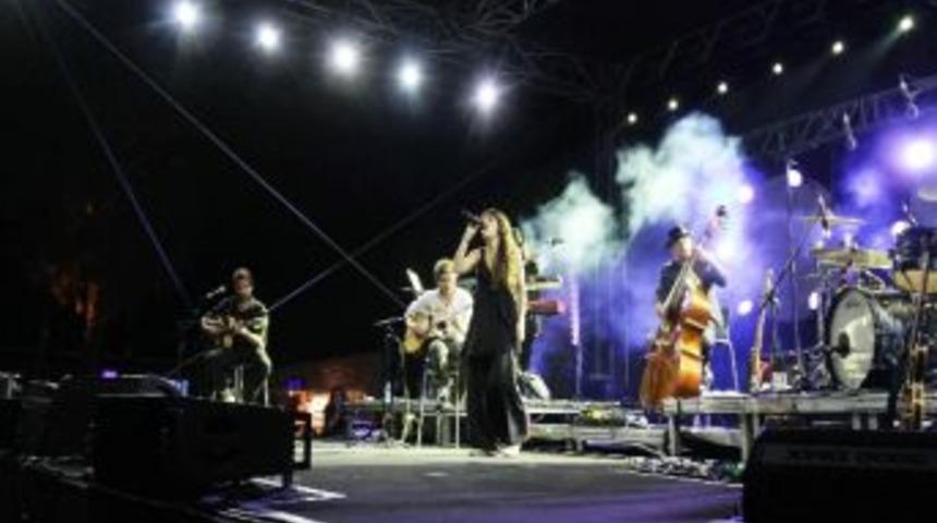 Fransız Şarkıcı Zaz, &Ccedil;eşme&rsquo;yi Coşturdu