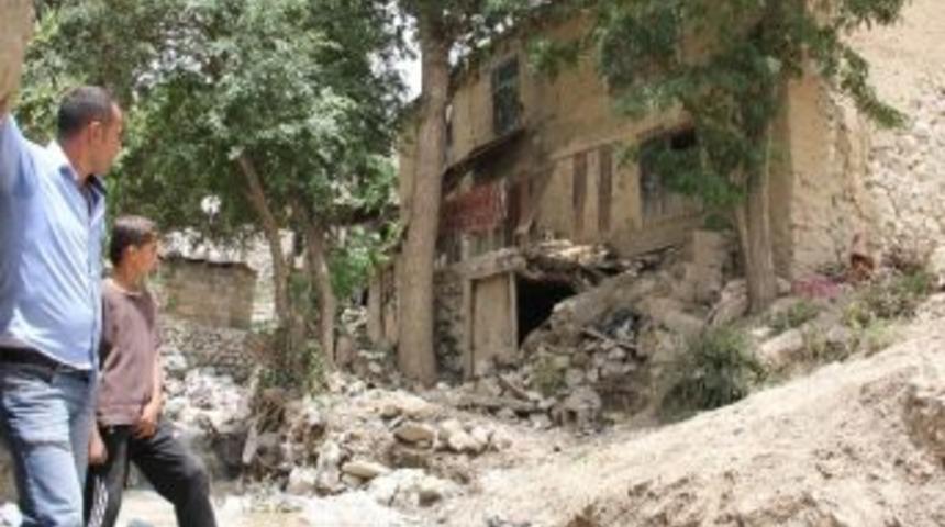 Sel K&ouml;pr&uuml;y&uuml; G&ouml;t&uuml;rd&uuml; Dereyi Atlayarak Ge&ccedil;iyorlar