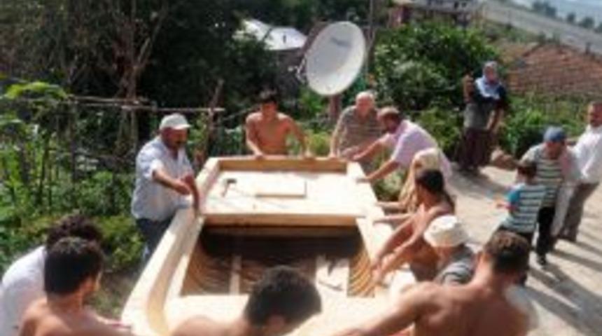 &Ccedil;atıdaki Kayığı K&ouml;yl&uuml;lerin Yardımıyla Denize Indirdi