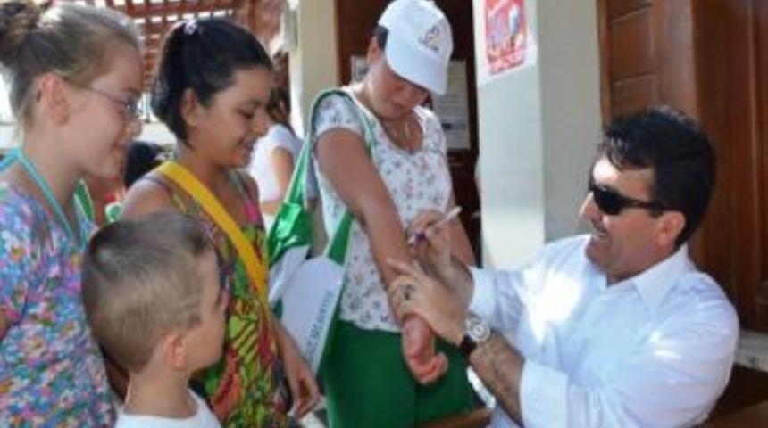 Miniklerden D&uuml;ndar&rsquo;a Sevgi G&ouml;sterisi