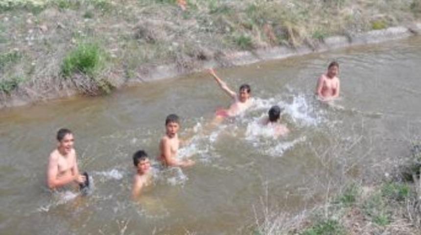 Sulama Kanalında Tehlikeli Oyun