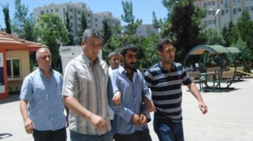 Kızını yanlış giden mesaj y&uuml;z&uuml;nden &ouml;ld&uuml;rm&uuml;ş