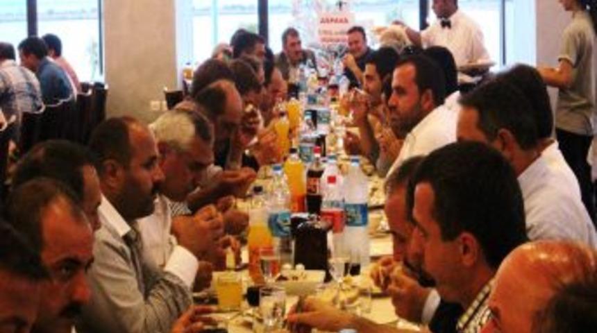 AK Parti'de Eski Ve Yeni Y&ouml;netim Yemekte Buluştu