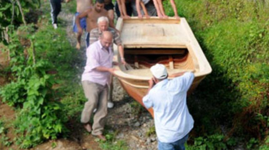 Rizeli marangoz &ccedil;atısında kayık yaptı