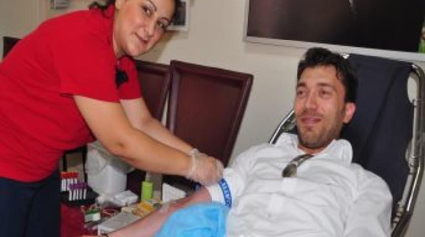 AK Parti Manisa İl Gen&ccedil;lik Kolları'ndan Kızılay'a Kan Bağışı Desteği