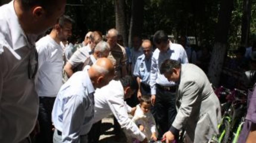 İskilip Belediyesi S&uuml;nnet Ettirdiği &Ccedil;ocuklara Mevlit Okuttu, Bisiklet Dağıttı
