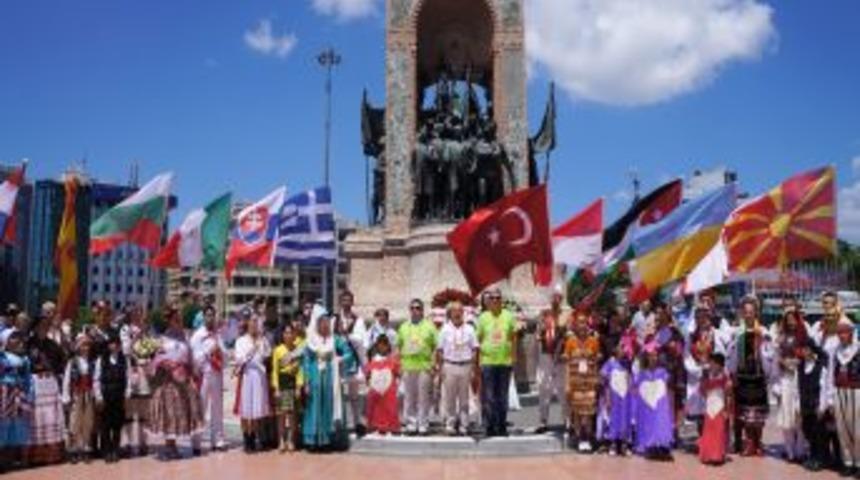 D&uuml;nyanın Farklı Renkleri Taksim&rsquo;de Buluştu