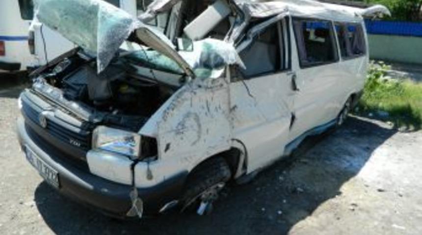 Minib&uuml;s takla atarak devrildi; 6 yaralı