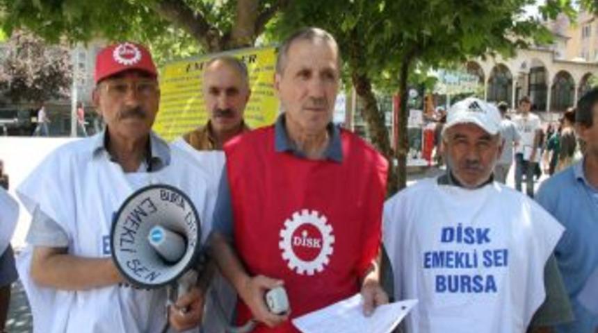 Emeklilerin Sıkıntılarını Anlatması I&ccedil;in Meydana K&uuml;rs&uuml; Kurdular