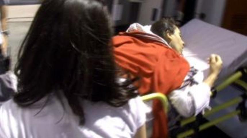 Boşanmak Isteyen Karısını &Ccedil;ocuklarının G&ouml;zleri &Ouml;n&uuml;nde Bı&ccedil;akladı