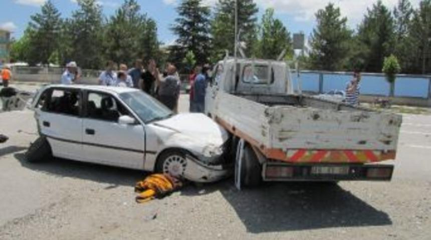 &Ccedil;orum&rsquo;da Zincirleme Trafik Kazası: 3 Yaralı