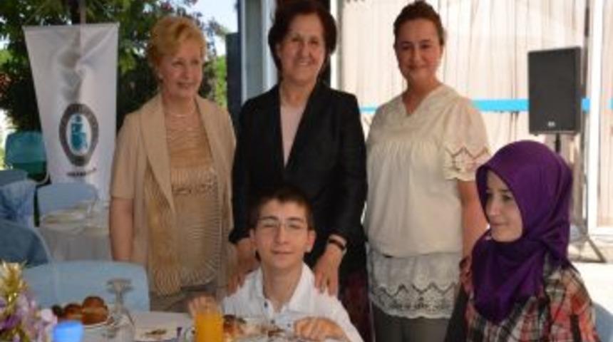 Ak&uuml;l&uuml; Sandalye I&ccedil;in Destek Verdiler