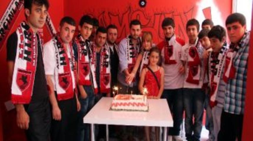 Taraftarlardan 47. Yıl Pastası