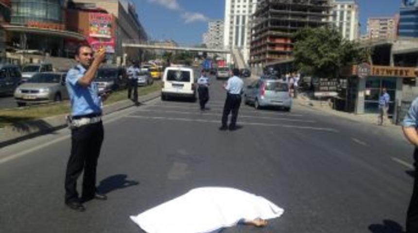 Otomobilin &Ccedil;arptığı Yaşlı Kadın &Ouml;ld&uuml;