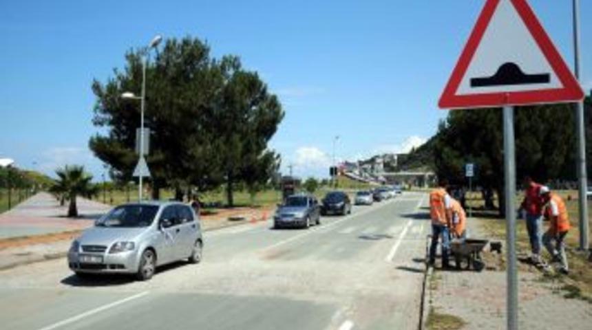 Bir &Ccedil;ocuğun Hayatını Kaybettiği Yola Hız D&uuml;ş&uuml;r&uuml;c&uuml; Barikat Konuldu