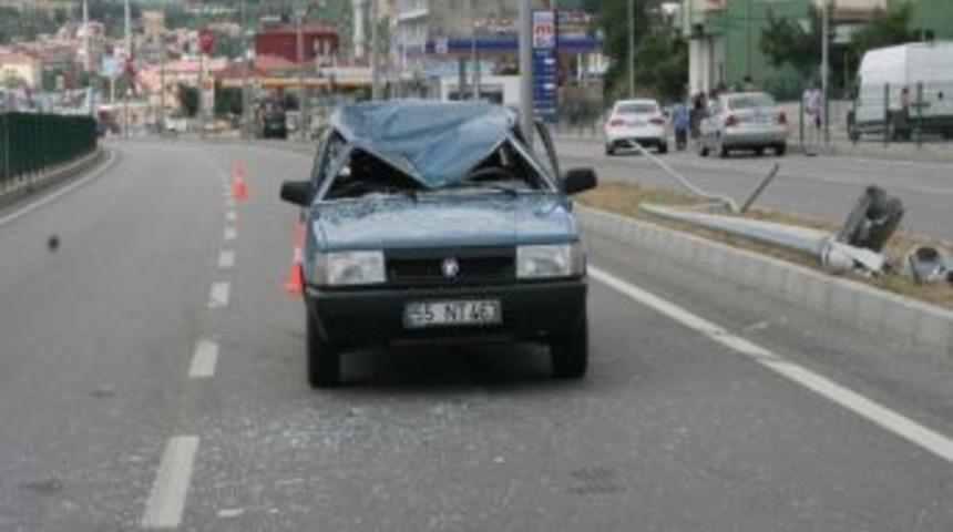 Otomobilin &Ccedil;arptığı Aydınlatma Direği 4 Aracın &Uuml;zerine D&uuml;şt&uuml;