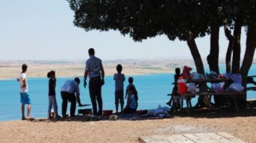 Sıcaktan Bunalan Adıyamanlılar Havuzlara Ve Mesire Alanlarına Akın Etti