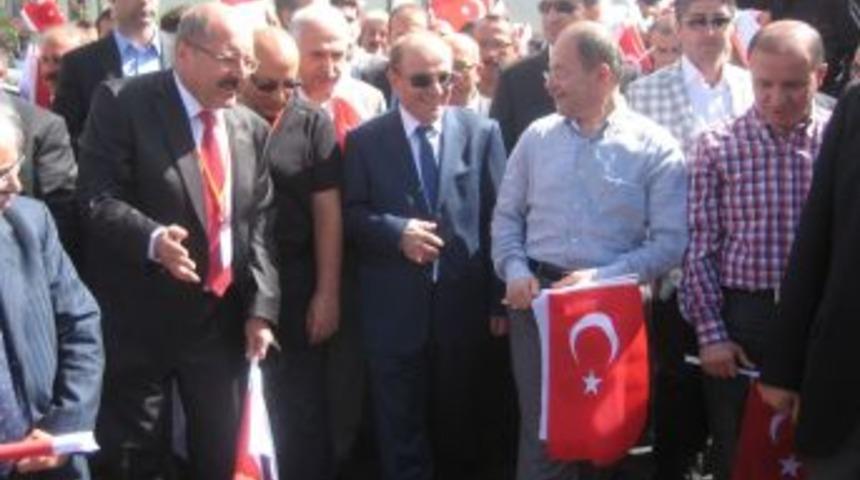 Atat&uuml;rk &Uuml;niversitesi Mezunları Bakan Akdağ'la Y&uuml;r&uuml;d&uuml;