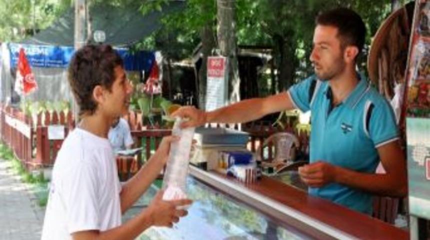 Kabuklu Yemiş Yanında Poşet