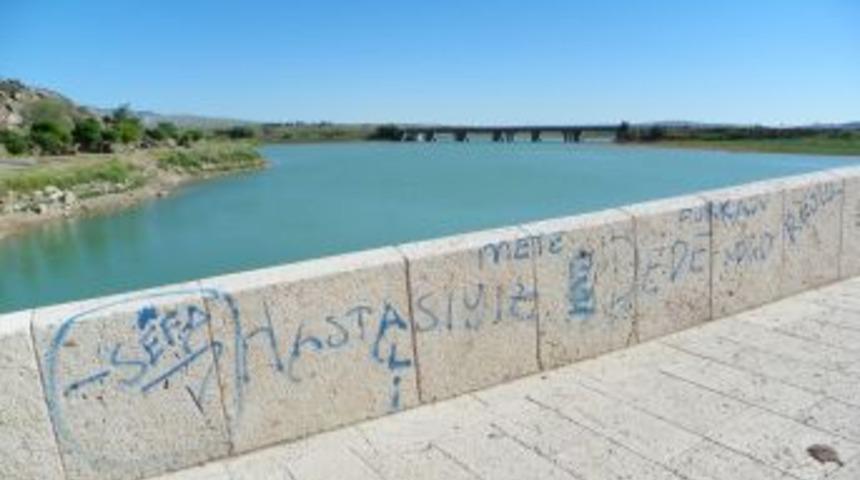 Tarihi K&ouml;pr&uuml;de Duvar Yazıları G&ouml;rsel Kirlilik Oluşturdu