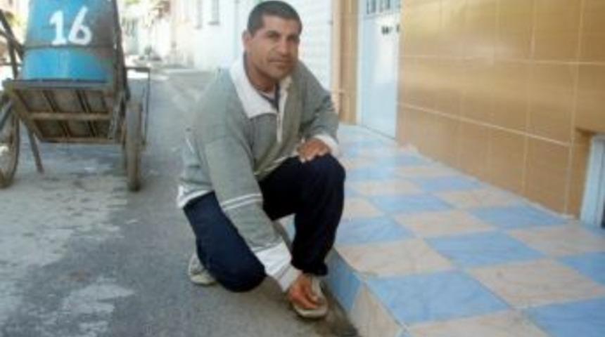 Sokakta Ki Karıncaları Besliyor