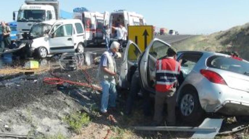 Aksaray-Adana Yolunda Feci Kaza: 2 &Ouml;l&uuml;, 1 Yaralı