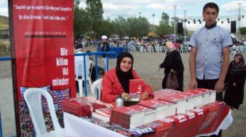 İlk Kitabına Imza G&uuml;n&uuml; D&uuml;zenledi