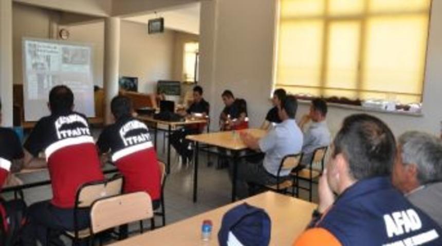 İtfaiye Personeli, Yangın S&ouml;nd&uuml;rme Ve Kurtarma Tatbikatı Yaptı