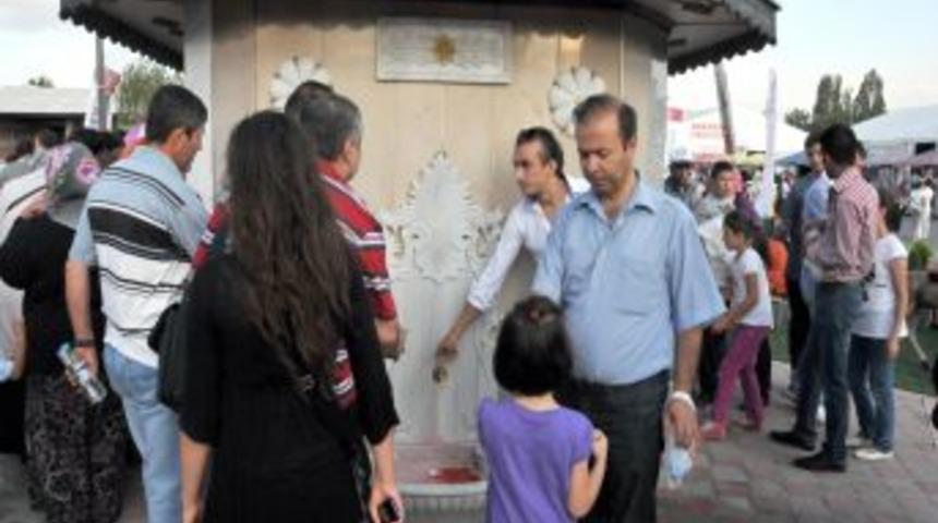 Şerbet Veren Osmanlı &Ccedil;eşmesine Yoğun Ilgi