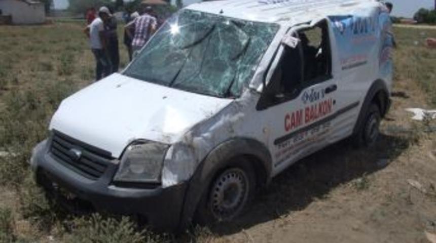 Otomobil Şarampole Devrildi: 3 Yaralı