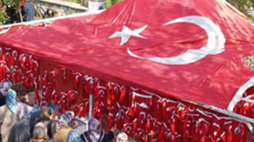 Bayraklı Baba'ya insan akını