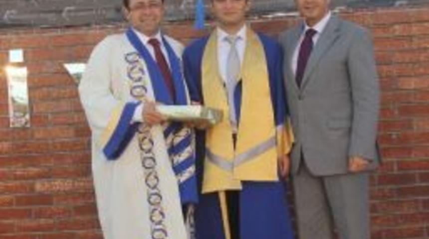 İyte&rsquo;li Mezunlar Diplomalarını Aldılar