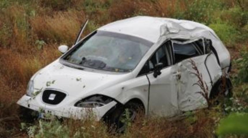 Direksiyon Hakimiyeti Kaybolan Otomobil Tarlaya U&ccedil;tu