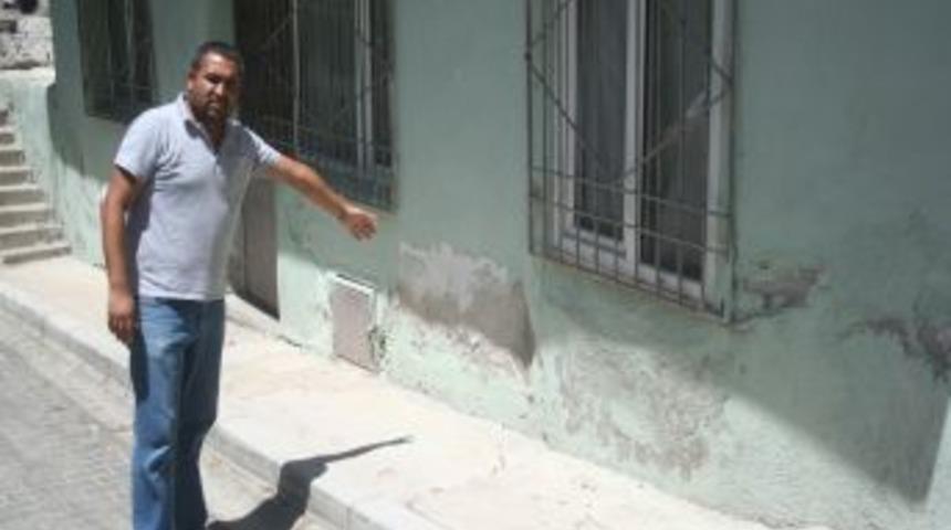 &Uuml;&ccedil; Yıllık Kaldırımın Parasını Isteyen Belediyeye Halk Tepki G&ouml;sterdi