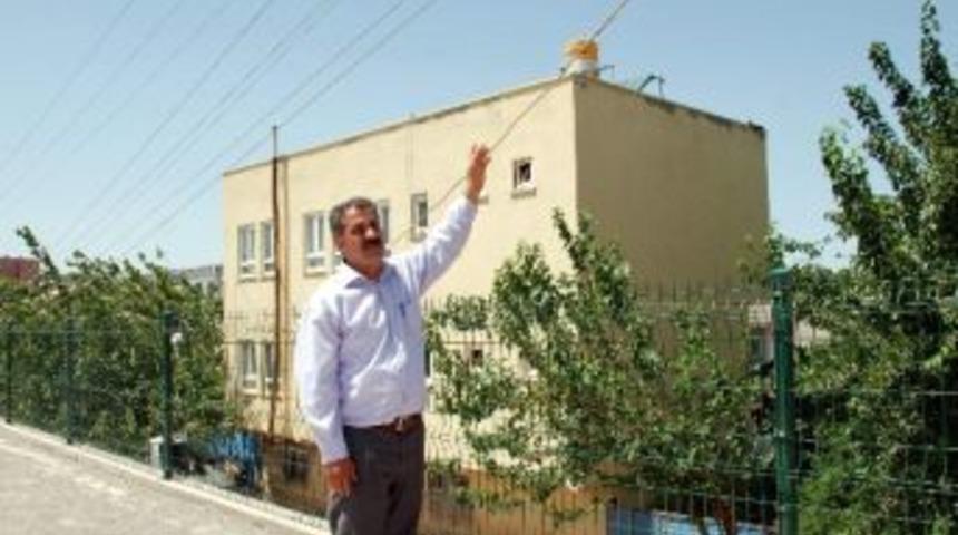 Mahalle Muhtarı Elektrik Tellerine Tepki G&ouml;sterdi