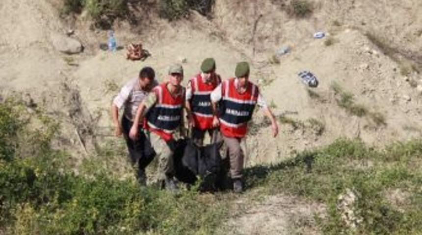 Otomobil Şarampole Yuvarlandı: 1 &Ouml;l&uuml;, 4 Yaralı