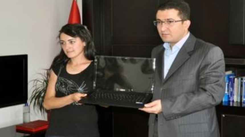 Malatya'da En Fazla Kitap Okuyana Bilgisayar Ve Altın &Ouml;d&uuml;l&uuml;