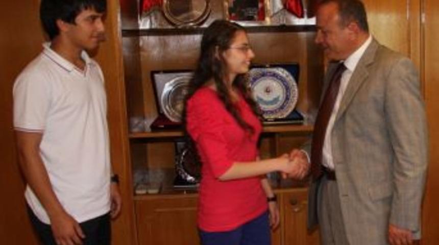 Vali Kızılcık, Başarılı &Ouml;ğrencileri Ve &Ouml;ğretmenlerini &Ouml;d&uuml;llendirdi