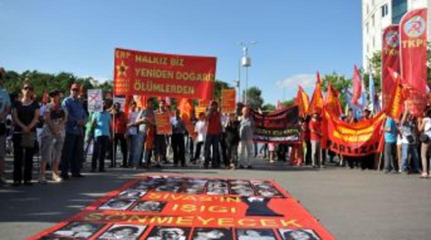 &lsquo;Sivas Olayları&rsquo; T&uuml;rk&uuml;lerle Anıldı