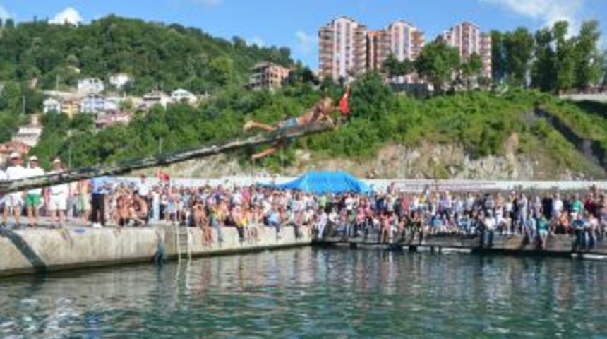 Yağlı Direkten T&uuml;rk Bayrağını Kapmak I&ccedil;in Kıyasıya M&uuml;cadele Ettiler