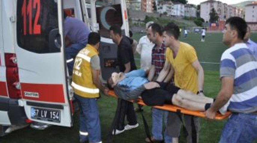 Sahada Ambulans Olmayınca Sporcuya Saha G&ouml;revlileri M&uuml;dahale Etti