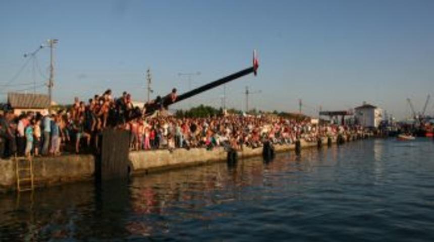 Yağlı Direk Yarışmacıları Bayrağı Dayanışma Ile Aldı