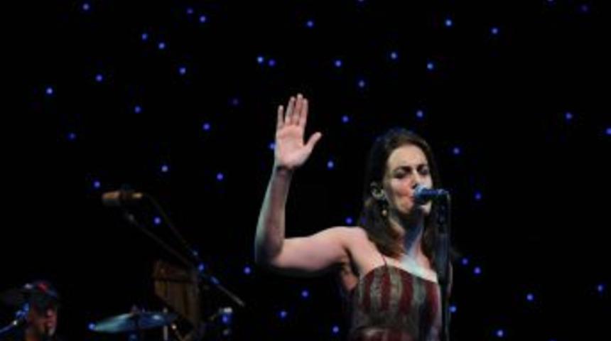 &Uuml;nl&uuml; Ispanyol Sanat&ccedil;ı Monica Bursa'da Sahne Aldı